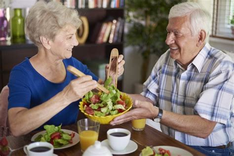 Fotografía de una mujer adulta mayor comiendo alimentos saludables