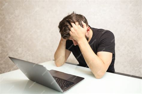 Ilustración de un usuario frustrado intentando acceder a una página web en su computadora.