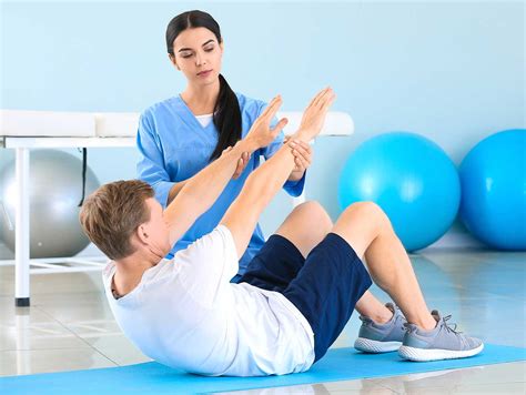 Persona en rehabilitación profesional asistida por un terapeuta