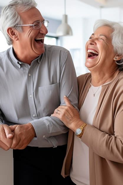 Pareja de ancianos riendo y abrazándose, mostrando alegría y compañía.