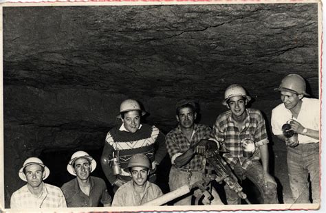 Foto histórica de trabajadores portuarios o mineros en Chile a principios del siglo XX