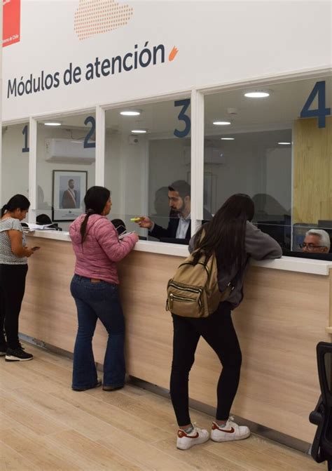 Oficina de atención al público con elementos de accesibilidad